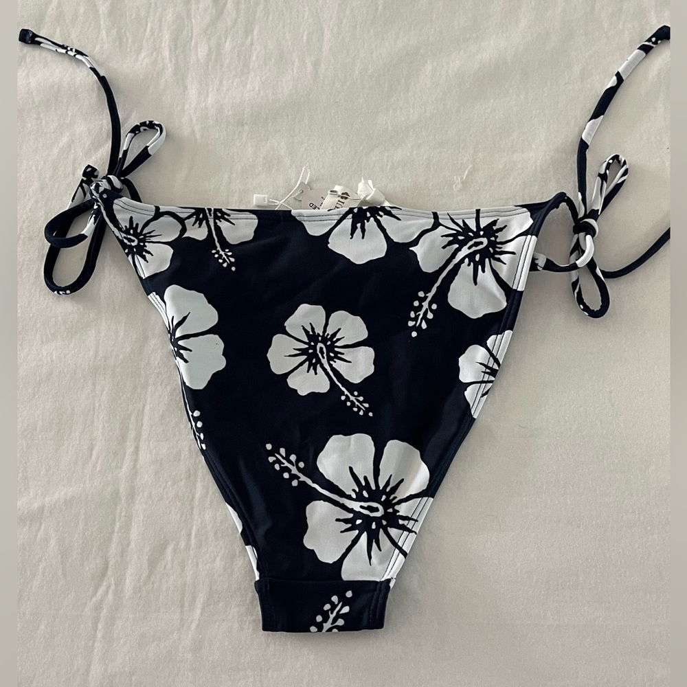 Okanui | NWT | Poseidon Reversible Bikini | Navy & White | Medium - Picture 6 of 11